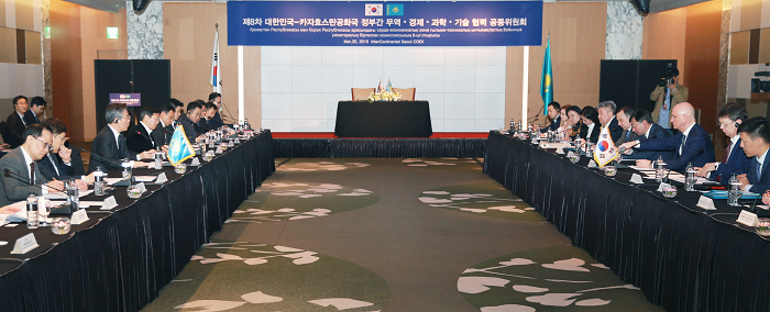 성윤모 산업통상자원부 장관은 카자흐스탄 정부대표단과 서울에서 제8차 한- 카자흐스탄 경제협력공동위원회를 개최하고, 양국간 무역·투자, 산업·에너지, 보건의료 등을 포함한 다양한 분야의 협력방안을 함께 논의했다.