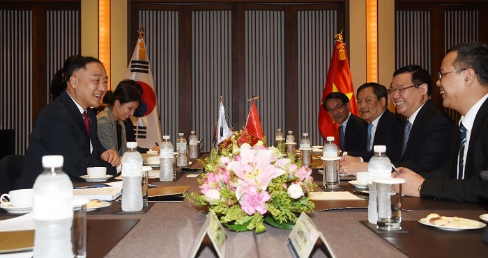 한국과 베트남은 서울에서 제1차 한-베트남 경제부총리회의를 개최하였다. 우리측은 홍남기 부총리 겸 기획재정부장관을 수석대표로 하여 9개 관계부처와 각 기관에서 참석하였고, 베트남측은 브엉 딩 후에 부총리를 수석대표로 하여 9개 관계부처와 각 기관에서 참석하였다.
