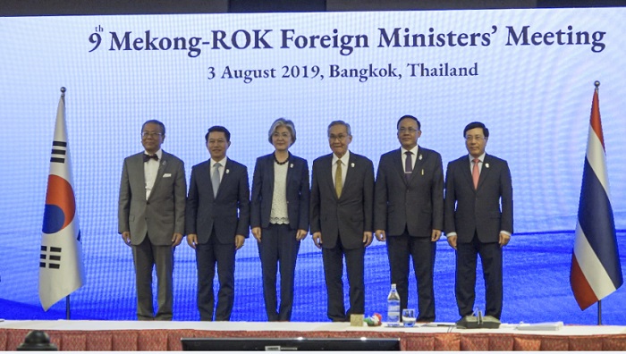 강경화 외교부장관은 태국에서 개최된 한-메콩 외교장관회의에 참석하여, 금년부터 정상급으로 격상되는 한-메콩 협력 관계의 지속적인 강화 방안을 논의하였다.