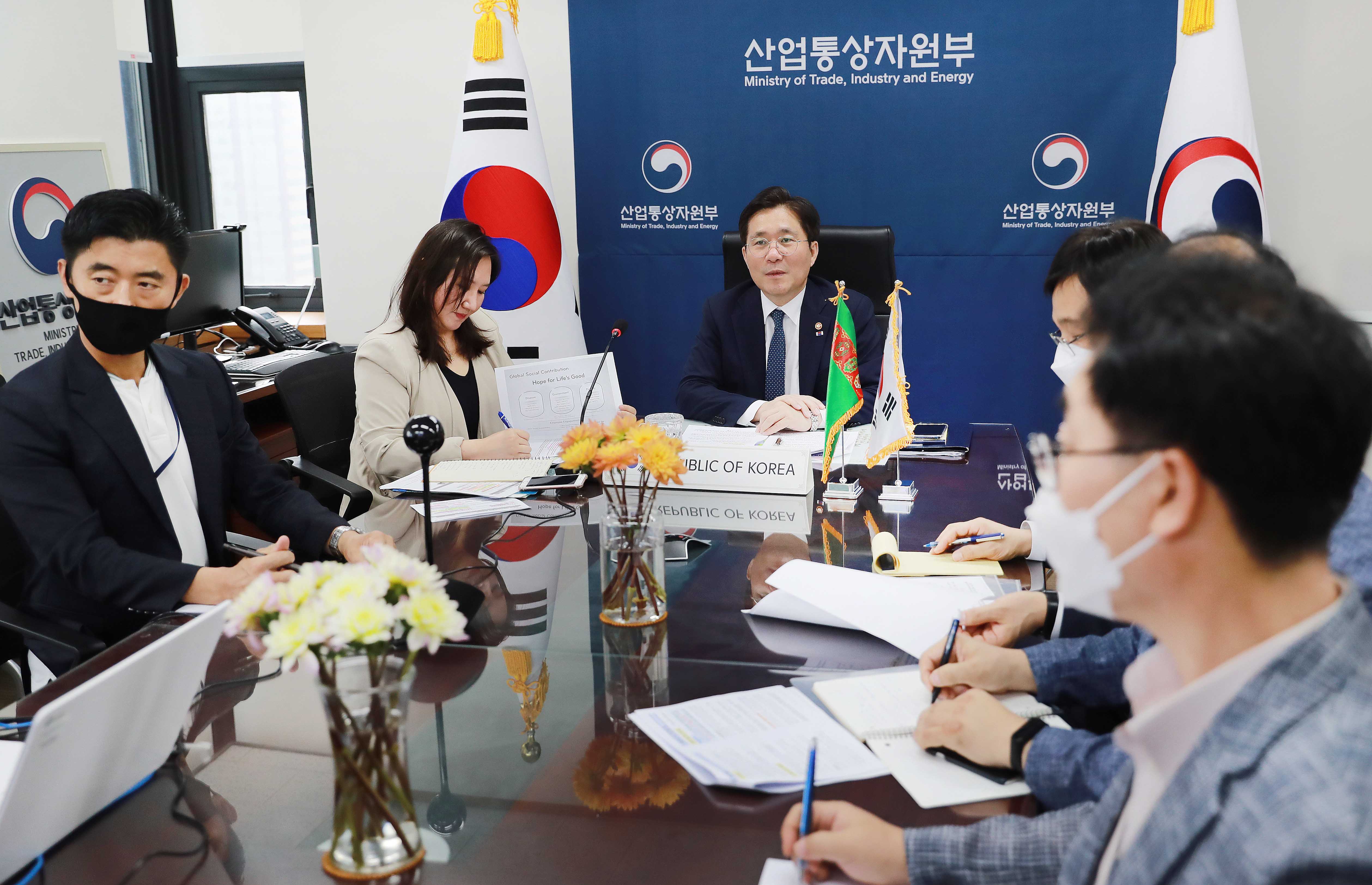 성윤모 산업통상자원부장관 등 한국측이 화상화면을 바라보고 있는 모습