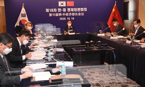 홍남기 부총리 겸 기획재정부 장관을 중심으로 한 전체 회의 테이블