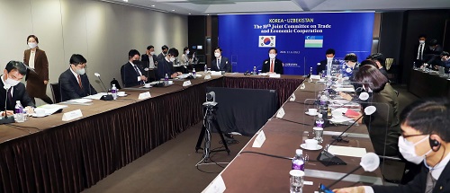 좌측과 반대방향으로, 전체 회의 테이블에서 한국측 산업부장관이 중앙에 보인다.