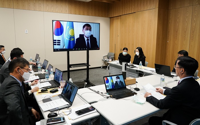 한국무역협회측이 카자흐스탄 대사관측 화면을 바라보고 있다