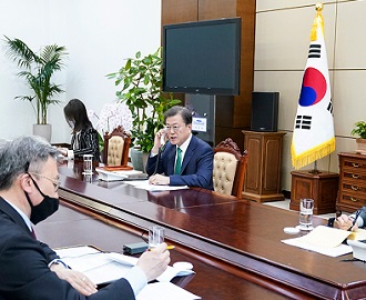 각국 정상에서 빌 게이츠까지…문대통령 ‘코로나 전화외교’ 박차 이미지