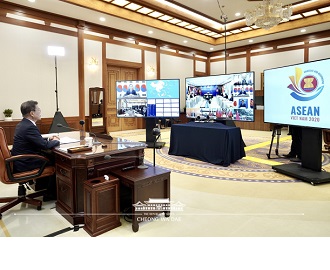 文대통령, 아세안+3 화상회의 “경제교류 필수 흐름 유지해야” 이미지