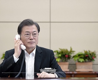 문대통령, 위기 속 빛난 ‘전화외교’…, 휴일도 반납한 중대본 ‘땀·정성’의 성과 이미지