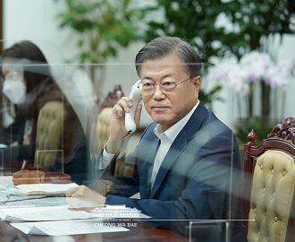 문대통령, 코스타리카 대통령과 통화…전기열차사업 등 논의 이미지