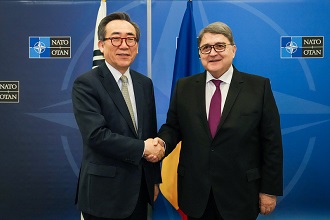 NATO 외교장관회의에서 체코, 루마니아, 스웨덴과 양자회담 및 우크라이나와 약식 회동 이미지