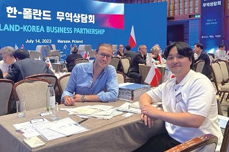 인력과 정보 부족의 한계, 경제외교 참여로 해결하다 이미지