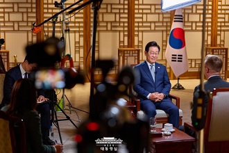 [미국 CNN] 이 대통령, 한미 통상 갈등 축소, 트럼프 대통령을 '피스메이커'로 환영