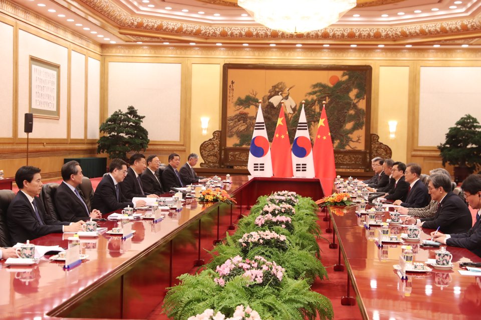 베이징 인민대회당에서 문재인 대통령과 시진핑 주석이 정상회담을 갖는 모습이다.