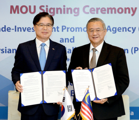 권평오 KOTRA 사장과 탄 스리 다토 테오 치앙 콕 말레이시아쇼핑몰협회 회장이 업무협약 체결 후 기념촬영하고 있다