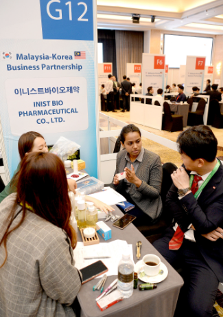 우리 참가기업과 현지 바이어가 상담 하는 모습