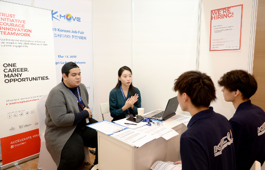 말레이시아 취업박람회에서 현지 구인기업이 우리 구직 청년들과 채용면접을 진행하고 있다