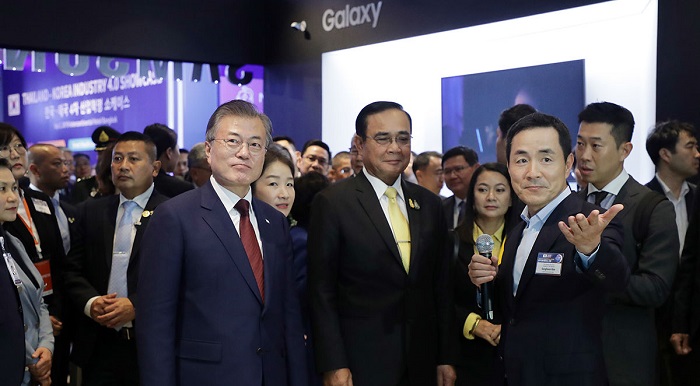 양국 정상이 쇼케이스에 들어서는 모습