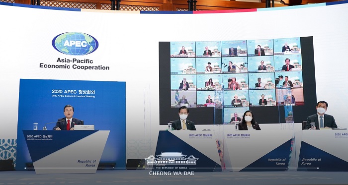 APEC 정상회의장에서 발언하는 문재인 대통령