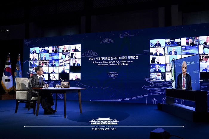 문재인 대통령은 화상으로 세계경제포럼(WEF)이 개최하는 ‘2021 다보스 아젠다 한국정상 특별연설’에 참석했습니다. 
