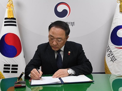 홍남기 부총리 겸 기획재정부 장관의 서명하는 모습