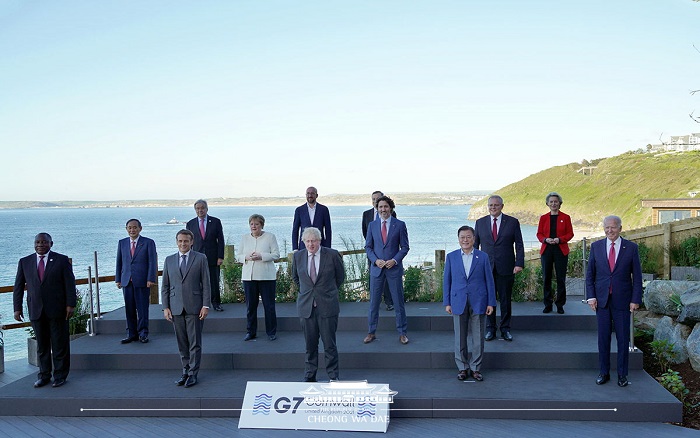 문재인 대통령은 G7 정상회의가 열리는 영국에서 12일 오후 샤를 미셸 EU 정상회의 상임의장 및 우르술라 폰 데어 라이엔 EU 집행위원장과 회담을 갖고, 코로나 극복, 기후변화와 환경 협력, 양자 간 교역 등에 대해 폭넓은 의견을 나눴습니다