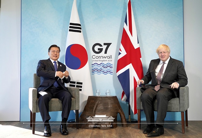 영국 콘월에서 열리는 G7 정상회의에 참석한 문재인 대통령은 13일 의장국인 영국의 보리스 존슨 총리와 정상회담을 갖고, 양국 간 현안을 비롯해 글로벌 과제들에 대해 다양한 의견을 교환했습니다