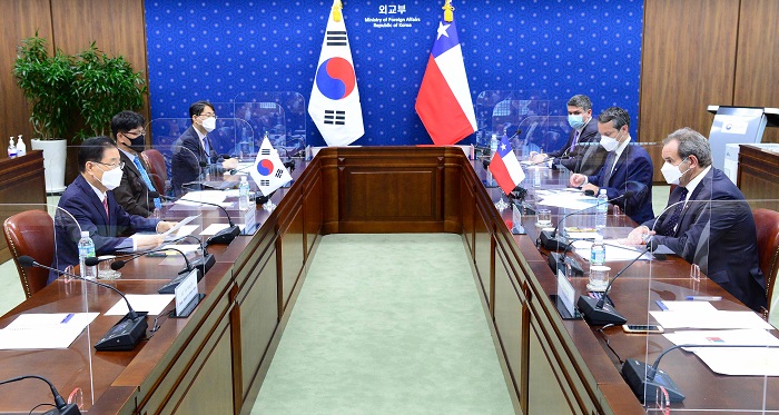한국측과 칠레측이 테이블을 마주한 회의장 모습