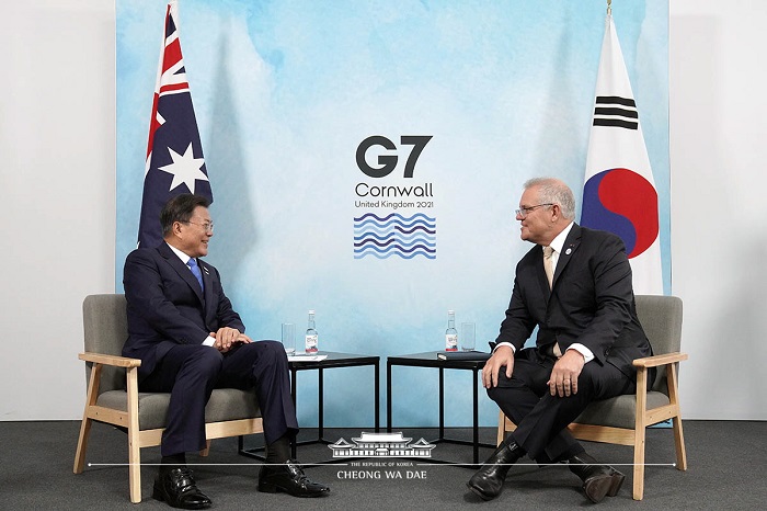 G7 참석차 영국을 방문한 문재인 대통령은 12일 현지시간 오전 10시 스콧 모리슨 호주 총리와 정상회담을 가졌습니다. 정상회담은 예정된 30분을 넘겨 47분 동안 다양한 주제에 대해 심도있는 논의를 했습니다