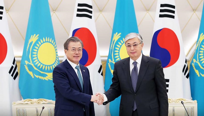카심조마르트 토카예프 카자흐스탄 대통령과 문재인 대한민국 대통령이 악수하는 모습