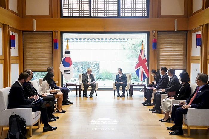 제76회 유엔총회 참석차 미국 뉴욕을 방문 중인 문재인 대통령은 2021년 9월 20일 오후 주유엔대표부 양자회담장에서 보리스 존슨 영국 총리와 정상회담을 가졌습니다.
