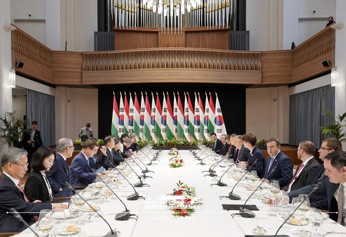 헝가리를 국빈 방문한 문재인 대통령은 11월 3일 총리실에서 오르반 빅토르 헝가리 총리와 업무오찬 회담을 가졌습니다.