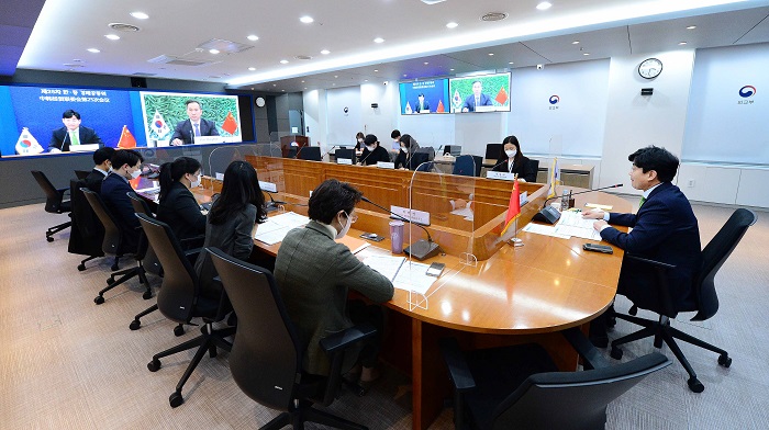 최종문 외교부 제2차관은 런홍빈 중국 상무부 부부장과 제25차 한·중 경제공동위를 서울-베이징간 화상회의 방식으로 개최하였다. 