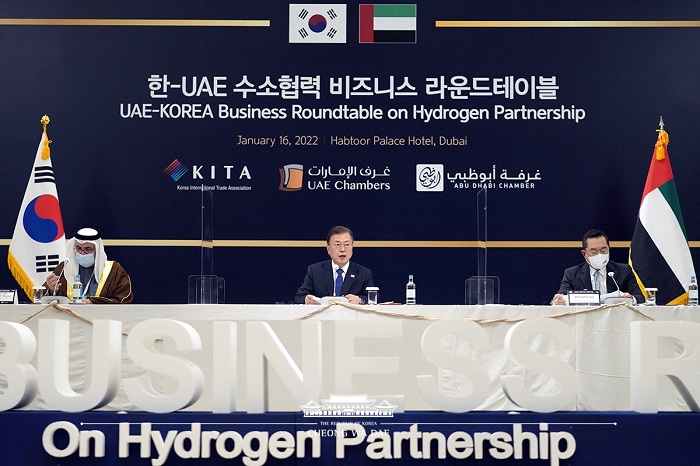 문재인 대통령이 한-UAE 수소협력 비즈니스 라운드 테이블에서 발언하고 있다.