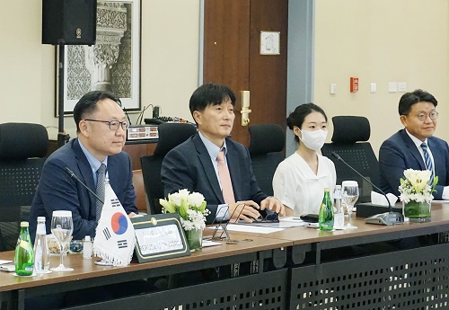 이경식 산업통상자원부 FTA교섭관(수석대표)은 2022. 6. 6(월,현지시간) 오후 사우디아라비아 리야드에서 개최됐습니다. 기재부, 농림부, 금융위, 해수부, 관세청 등 한국측 관계부처 정부 대표단이 참석했습니다.