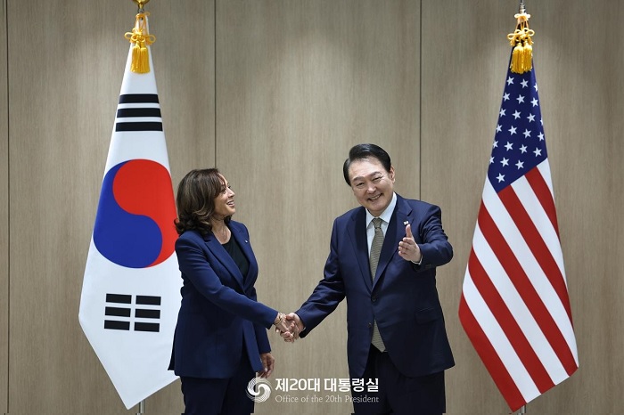 윤석열 대통령과 카말라 해리스 미국 부통령의 악수 모습