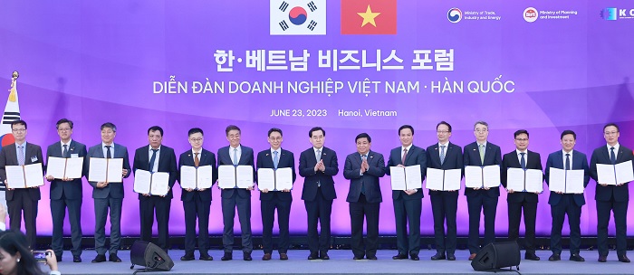 산업통상자원부는 한-베트남 비즈니스 포럼 MOU 체결식에 참석하여 111건의 MOU 및 계약 체결식을 갖고, 다수의 기관 및 기업인들과 단체 기념 촬영했습니다.
