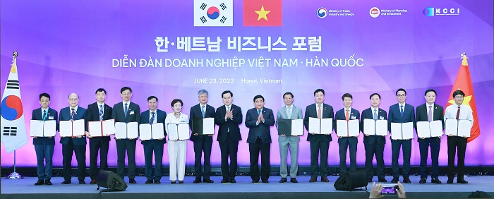 산업통상자원부는 한-베트남 비즈니스 포럼 MOU 체결식에 참석하여 111건의 MOU 및 계약 체결식을 갖고, 다수의 기관 및 기업인들과 단체 기념 촬영했습니다.