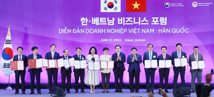 산업통상자원부는 한-베트남 비즈니스 포럼 MOU 체결식에 참석하여 111건의 MOU 및 계약 체결식을 갖고, 다수의 기관 및 기업인들과 단체 기념 촬영했습니다.