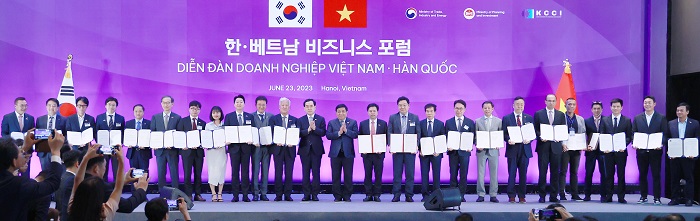 산업통상자원부는 한-베트남 비즈니스 포럼 MOU 체결식에 참석하여 111건의 MOU 및 계약 체결식을 갖고, 다수의 기관 및 기업인들과 단체 기념 촬영했습니다.