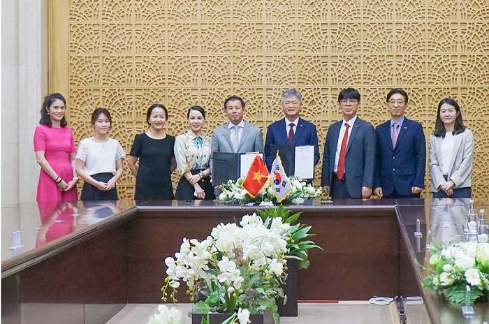이인호 한국무역보험공사 사장(오른쪽에서 네번째)이 (현지시간) 베트남 하노이 빈그룹 본사에서 응우옌 비엣 꽝(Nguyen Viet Quang) 빈그룹 CEO(왼쪽에서 다섯 번째)) 및 행사 관계자들과 기념 촬영을 하고 있다. 