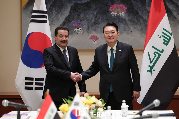 이라크 총리와 악수하는 윤석열 대통령
