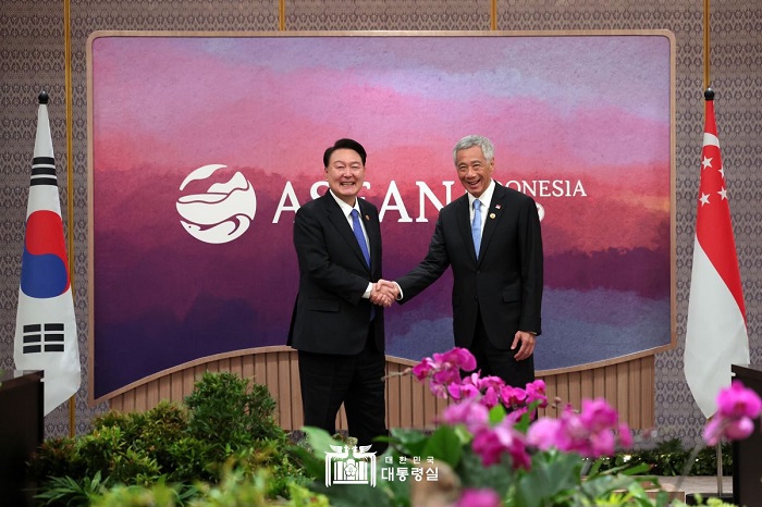 싱가포르 총리와 악수하는 윤석열 대통령