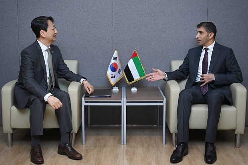 안덕근 산업통상자원부 통상교섭본부장이 2023.10.14(토) 16:30 서울 중구 대한상공회의소 EC룸에서 타니 빈 아흐메드 알 제유디(Thani bin Ahmed Al Zeyoudi) UAE(아랍에미리트) 경제부 대외무역 특임장관과 환담하는 모습