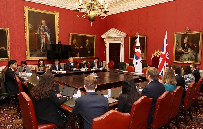 이상민 행정안전부 장관이 22일(현지시간) 영국 내각부 청사에서 열린 '한-영 디지털정부 협력 양해각서(MOU)체결식'에 참석해 발언을 하고 있다.