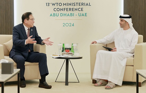 아랍에미리트(UAE) 대외무역 국무장관 면담: 양국 장관이 논의하는 모습
