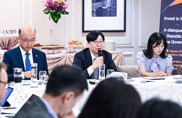 김소영 금융위원회 부위원장은 27일 싱가포르 풀러튼 호텔에서 개최한 아시아 주요 기관 투자자 대상 IR에 참석해 정부가 추진 중인 자본시장 선진화 추진방향을 소개하며, 기업 밸류업 지원방안 등에 대해 상세하게 설명하였습니다.