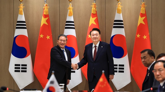 윤석열 대통령과 악수하는 중국 리창 총리