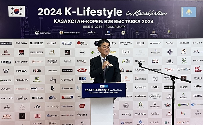 KOTRA가 현지시간 13일 카자흐스탄 알마티 릭소스 호텔에서 ‘2024 K-라이프스타일 인 카자흐스탄’을 개최했다. 중앙아시아 3개국 경제사절단과 연계해 한국과 카자흐스탄의 비즈니스 파트너십을 강화하기 위해 마련된 이번 행사에서 전춘우 KOTRA 부사장이 개막사를 하고 있다.
