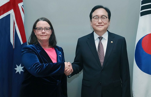 정인교 산업통상자원부 통상교섭본부장과 악수하는 매들렌 킹(Madeleine King) 호주 자원·북호주 장관