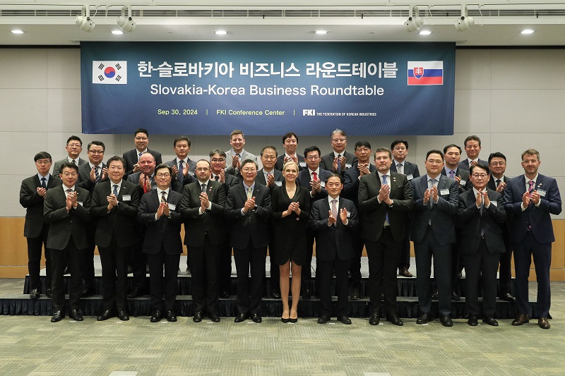 김창범 한국경제인협회 부회장(앞줄 왼쪽 다섯번째)과 데니사 사코바 슬로바키아 부총리 겸 경제부 장관(앞줄 왼쪽 여섯번째)을 비롯한 기업인들이 30일 FKI타워 컨퍼런스센터에서 열린 '한-슬로바키아 비즈니스 라운드테이블'에 참석해 기념촬영을 하고 있다. 이번 간담회는 기존 사업의 확대는 물론 원전, 방산, 로봇 등 신규사업 진출 방안을 논의하기 위해 마련되었다.