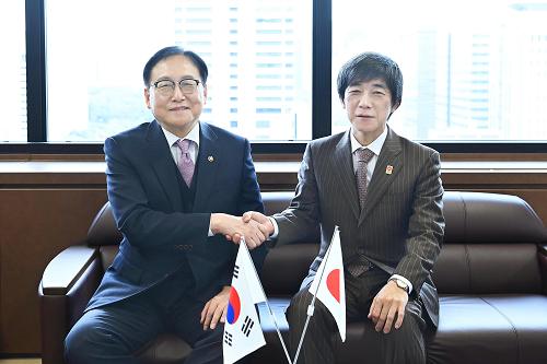 정인교 산업통상자원부 통상교섭본부장과 일본 도쿄 경제산업성 회의실에서 마츠오 다케히코(松尾 剛彦) 일본 경제산업성 통상차관이 악수하는 모습