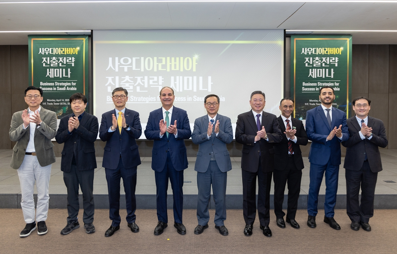 김기현 한국무역협회 국제협력본부장, 사미 알사드한(Sami Alsadhan) 주한사우디대사, 김창모 한국-아랍소사이어티 사무총장을 비롯해 사우디 진출 관심 기업 등 200여 명이 참석했다